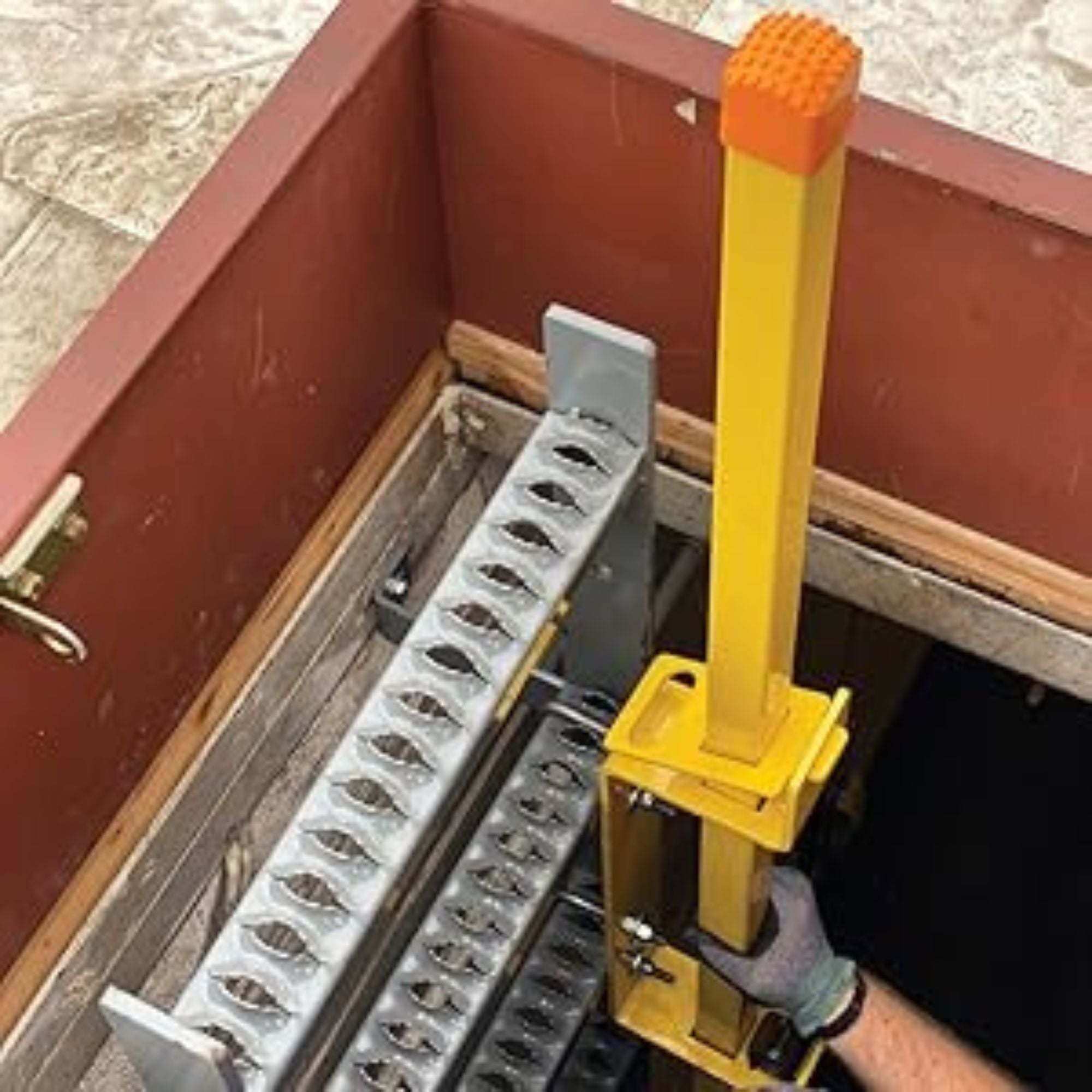 Tie-Down-65082-Hatch-Ladder-Hand-Assist