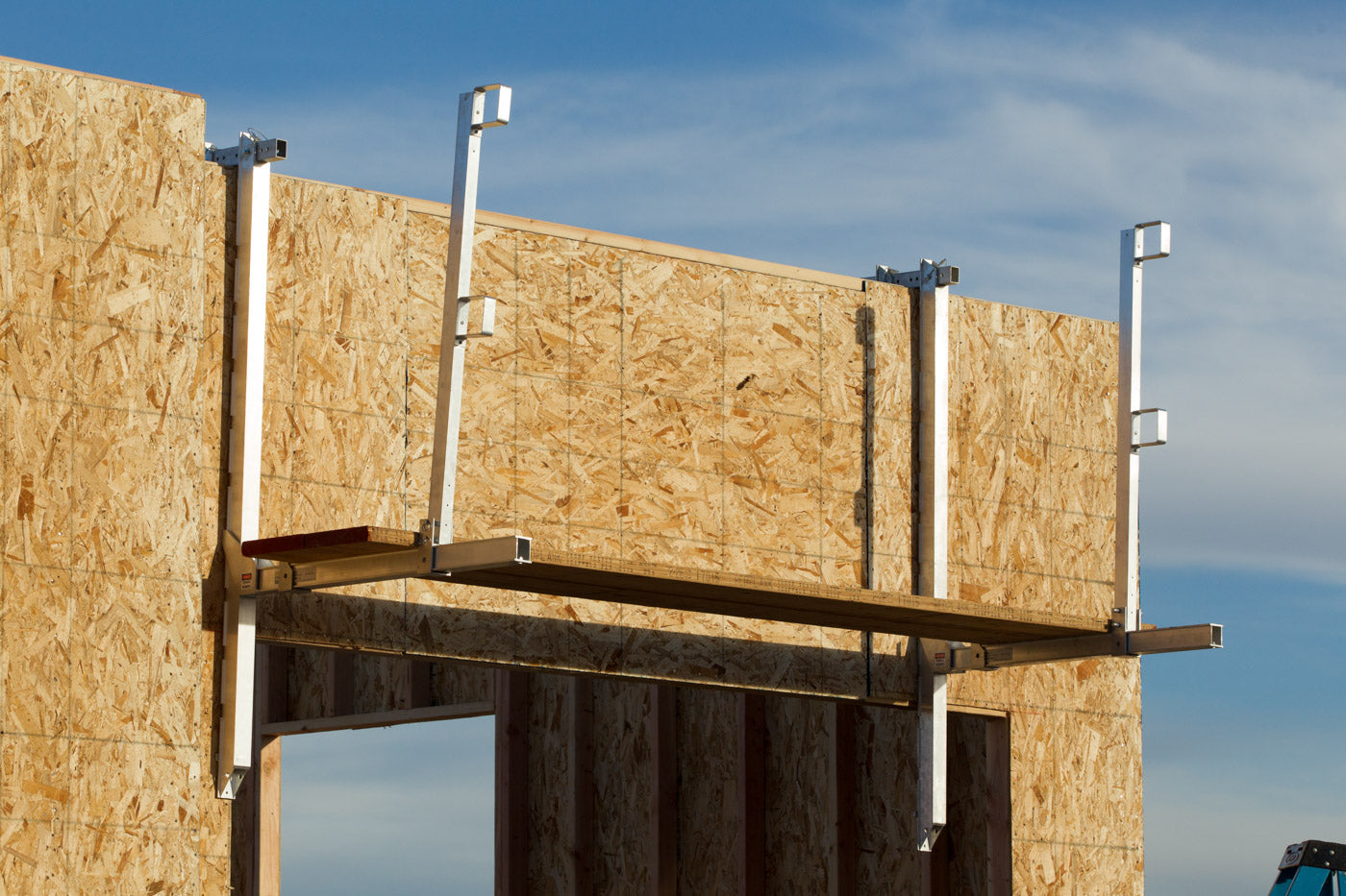Wall-Walker-hanging-scaffold-complete-with-planks-and-guardrail