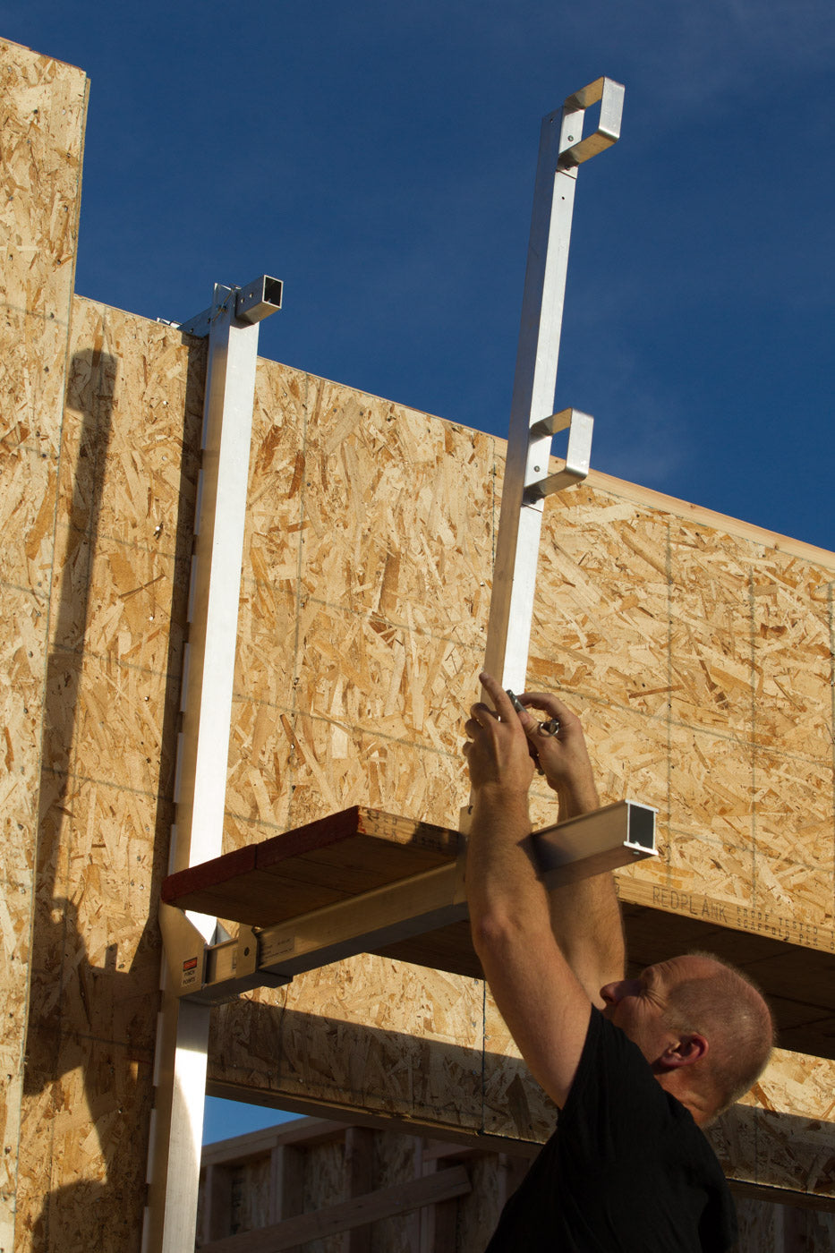 Installing-a-Wall-Walker-guardrail-post-on-the-outer-plank-bracket