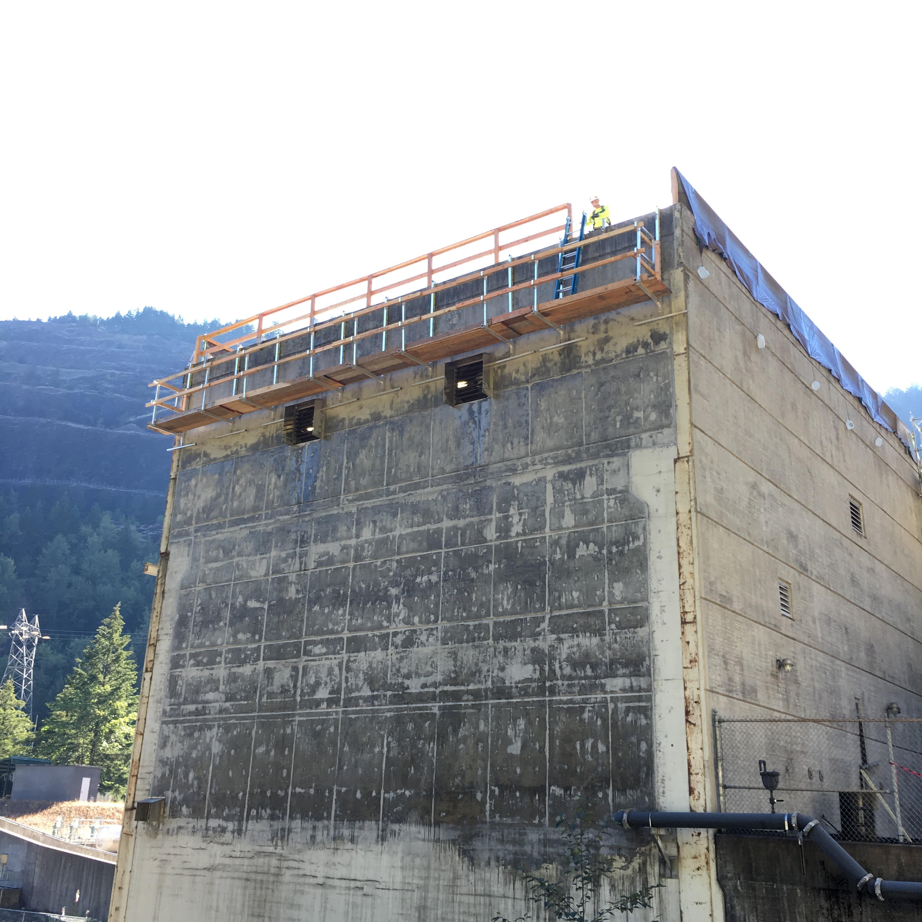 Wall-Walker-platform-and-guardrail-in-use-on-a-framed-wall